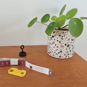 Tous les éléments du compas PiRayon posés sur une table